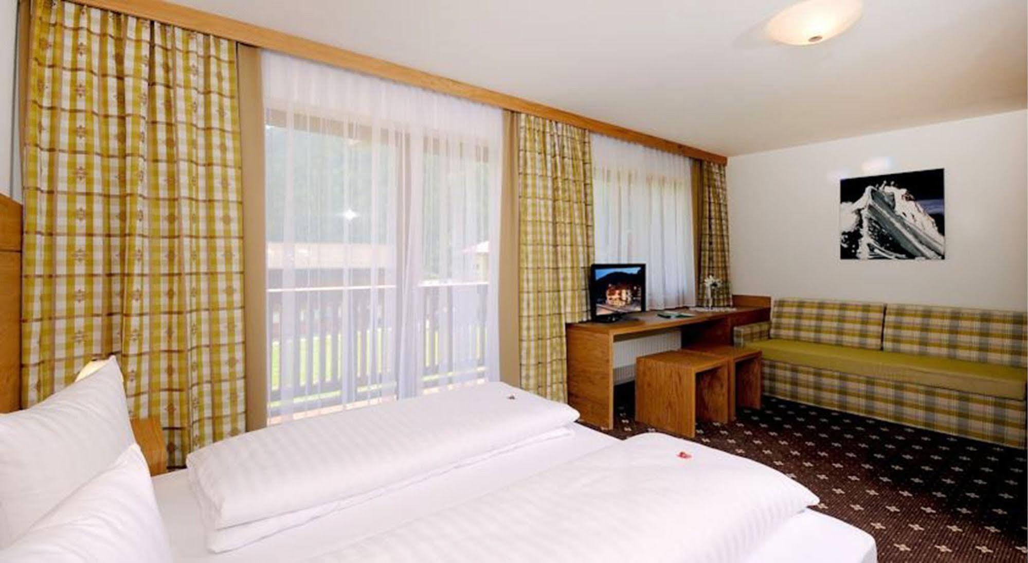 Hotel Zum Gruenen Tor 턱스 외부 사진