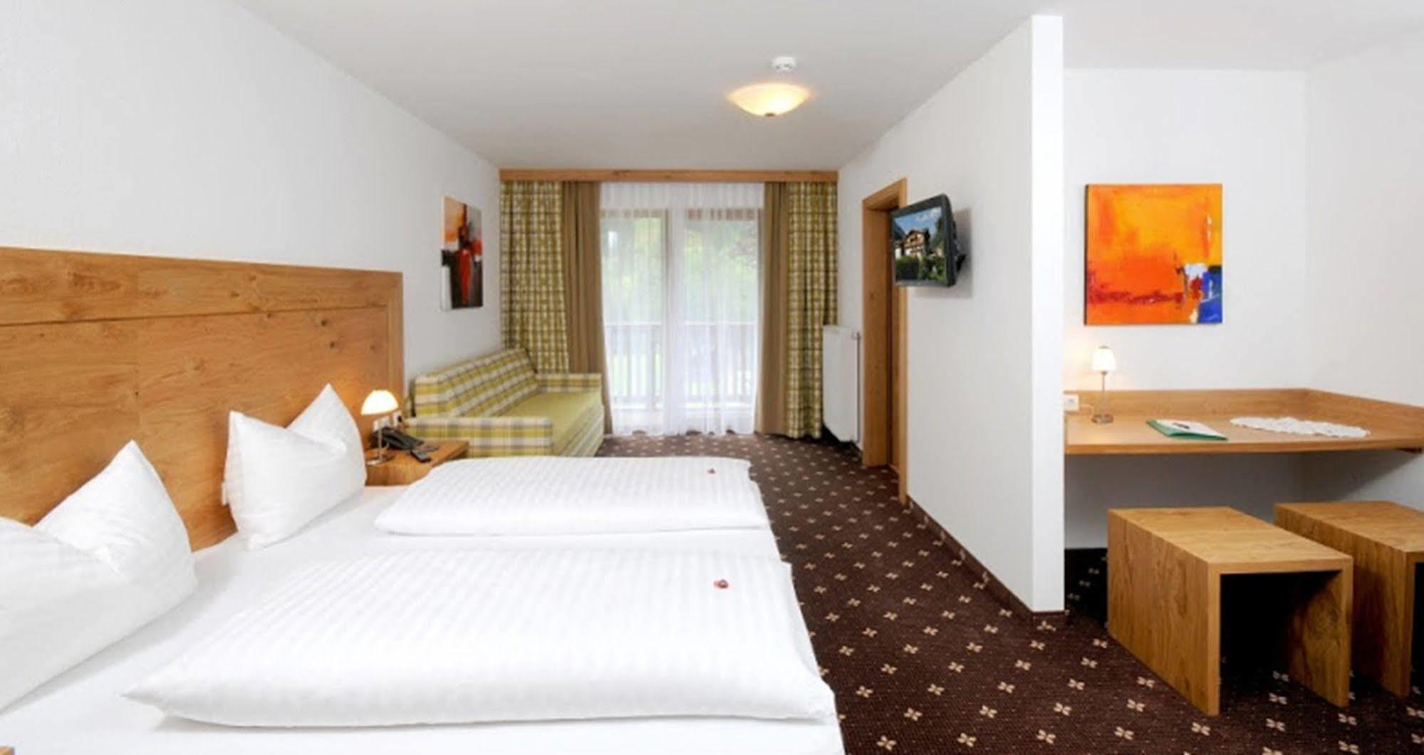 Hotel Zum Gruenen Tor 턱스 외부 사진